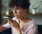 Kvinna som talar i en smartphone