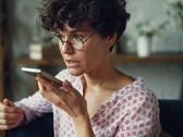 Kvinna som talar i en smartphone