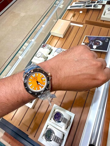 Seiko Prospex HBB005K1, en tigerinspirerad dykarklocka på handleden, som visar sin bärnstensfärgade, strukturerade urtavla, svart bezel med orange accenter samt boett och armband i rostfritt stål.