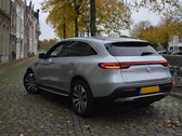 En Mercedes-elbil parkerar på en gata