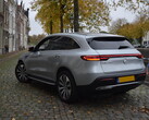 En Mercedes-elbil parkerar på en gata