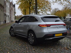 En Mercedes-elbil parkerar på en gata