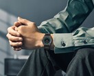 En Citizen Eco-Drive One AR5065-54W på handleden, med en skogsgrön och svart urtavla, detaljer i roséguld och ett ultratunt armband med svart beläggning.