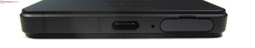 Botten: USB-C 3.2 Gen.1, mikrofon, microSD/SIM-kortplats