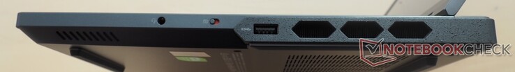Höger: 3,5 mm ljuduttag, knapp för e-Shutter för webbkamera, USB 3.2 Gen1 Type-A