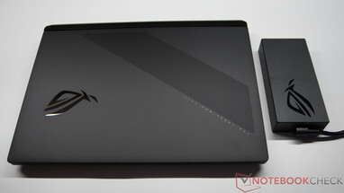 Asus ROG Strix SCAR 18 med ett 450-watts nätaggregat