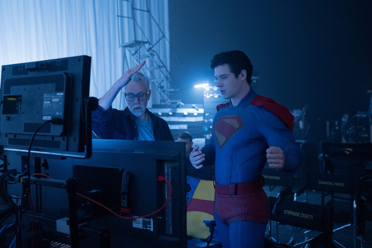James Gunn regisserar David Corenswet på inspelningsplatsen (Bildkälla: Warner Bros. / Greg Williams via La Voce di New York)