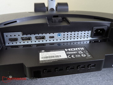 Utgångar: HDMI, 2x DP, USB-C, hörlursuttag, strömanslutning