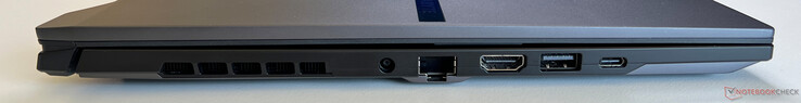 Vänster: Strömförsörjning, Gigabit Ethernet, HDMI 2.1, USB 3.2 Gen 1 Typ-A (5 Gbit/s), USB4 Typ-C (40 GBit/s, DisplayPort 1.4, Power Delivery 3.0)