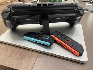 Abxylute N9 Switch Grip Controller har ett kickstand och stöd för skärmutgång. (Bildkälla: Abxylute)