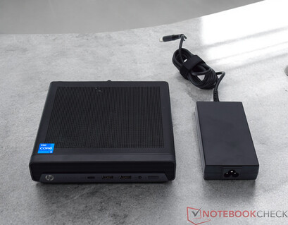HP Elite Mini 800 G9 och strömförsörjningsenheten (19,5 V; 6,15 A)