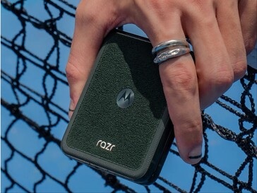 Motorola Razr Ultra Alcantara-finish. (Bildkälla: Motorola)