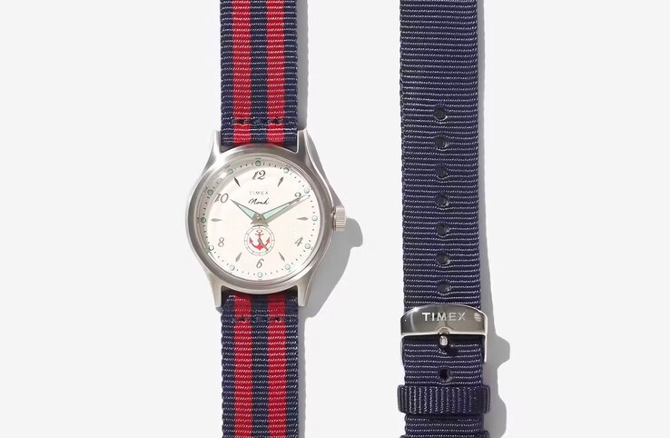 Noah x Timex MK1 Anchor med ett röd-svart tygarmband visas bredvid ett helt blått armband.