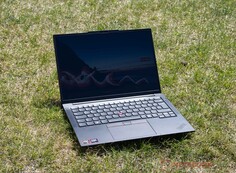 Lenovo ThinkPad E14 G8 vid utomhusbruk i soligt väder
