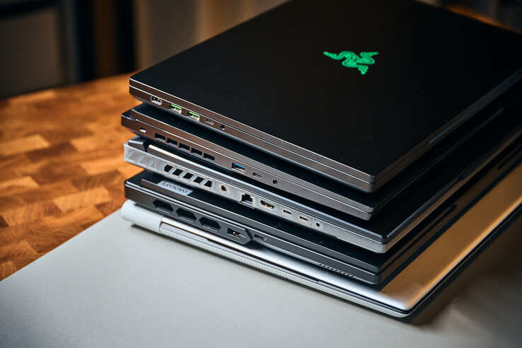 Från topp till botten: Razer Blade 16 (Power-in, 2 x USB-A, Thunderbolt 4, ljuduttag), XMG Neo 16 (USB-A, USB-C, ljuduttag), ROG Scar 16 (Power, 2,5 GbE, USB-C, Thunderbolt 4, ljuduttag), Legion Pro 7 (USB-A, Thunderbolt 4)