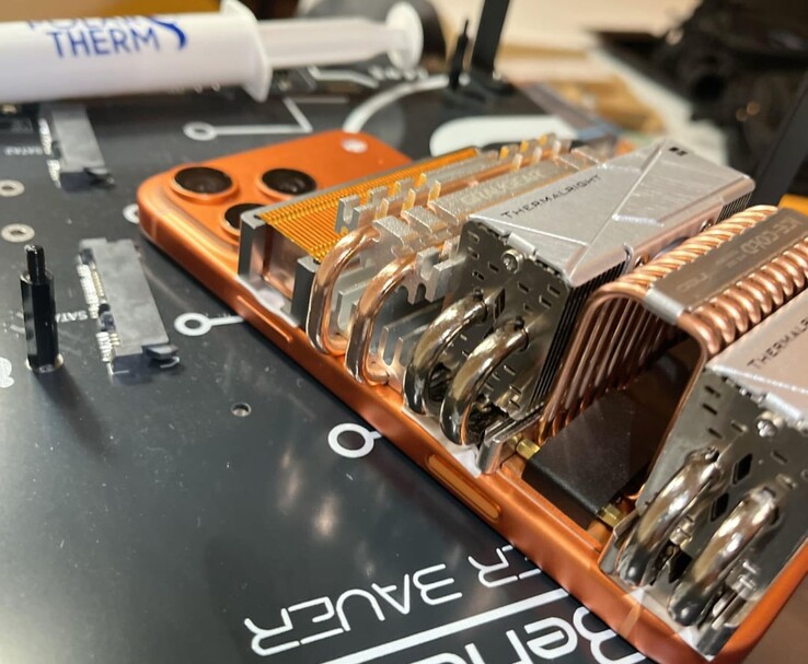Vinklad vy av en iPhone 17 Pro Max som visar SSD-kylare monterade på baksidan för att hantera värmeavledning (Bildkälla: u/T-K-Tronix via r/iphone)