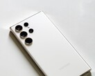 Vit Samsung Galaxy-smartphone med fyra bakre kameror på en ljus yta