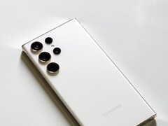 Vit Samsung Galaxy-smartphone med fyra bakre kameror på en ljus yta