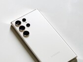 Vit Samsung Galaxy-smartphone med fyra bakre kameror på en ljus yta