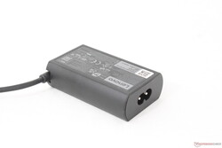 Liten (~7,5 x 4,7 x 2,2 cm) 65 W USB-C AC-adapter