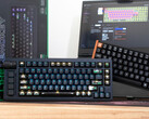 Lemokey L1 HE Keychron K4 HE Keyboards med hall-effekt på ett skrivbord framför en låda och en laptop