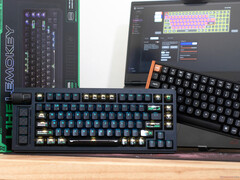 Lemokey L1 HE Keychron K4 HE Keyboards med hall-effekt på ett skrivbord framför en låda och en laptop