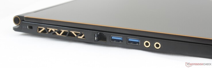 Vänster: Kensington-lås, Gigabit RJ-45, 2x USB 3.1 Gen 2, 3.5 mm guldpläterad anslutning för hörlurar, 3.5 mm guldpläterad anslutning för mikrofon