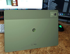 Moto Pad 60 Pro i snygg grön färg finns bara tillgänglig i ett fåtal länder, men den är ett bra alternativ till de ganska tråkiga enheterna från konkurrenterna. (Bildkälla: Notebookcheck)