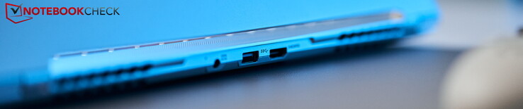 Baksida: ström, USB-A 3.0, HDMI