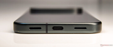 Nedtill: Högtalare, USB 3.2 typ C, mikrofon