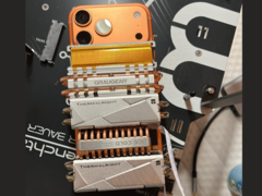 iPhone 17 Pro Max med SSD-kylare monterade för bättre termisk stabilitet (Bildkälla: u/T-K-Tronix via r/iphone)