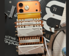 iPhone 17 Pro Max med SSD-kylare monterade för bättre termisk stabilitet (Bildkälla: u/T-K-Tronix via r/iphone)