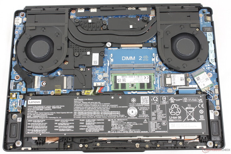 Legion 5 15IAX11 med två DDR5 SODIMM-RAM-kortplatser och två M.2 SSD-kortplatser. En enhet måste dock vara 42 mm lång eller kortare