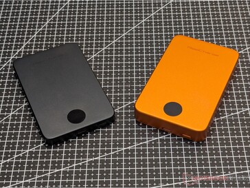 ReelCharge Solid State Wireless Power Bank – 5 000 mAh (till vänster) och 10 000 mAh (till höger).