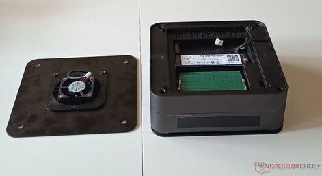 RAM- och SSD-platserna är lätta att komma åt genom att ta bort det nedre locket.