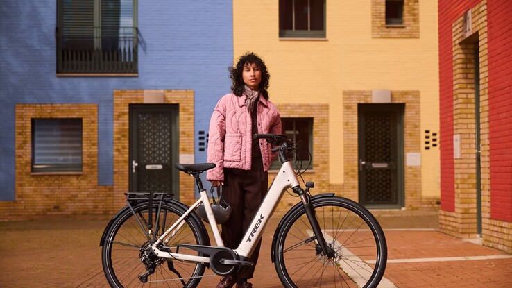 Elcykeln District+ i färgvarianten lunar silver