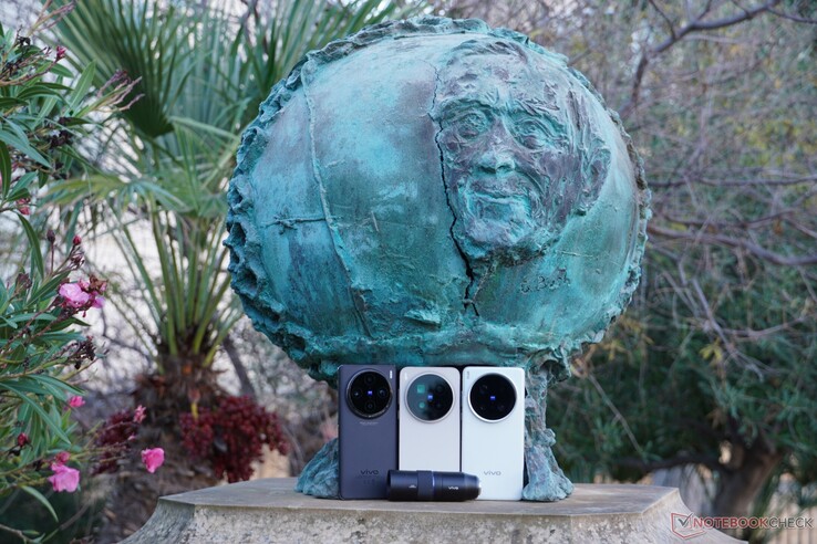 Under åren 2024 och 2025 släpptes tre generationer av Vivos flaggskepp: Vivo X100 Pro (vänster), Vivo X200 Ultra (höger) och Vivo X300 Pro (mitten).