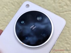 Efterföljaren till Oppo Find X8 Ultra (bilden) ryktas ha dubbla 200 MP-sensorer. (Bildkälla: Notebookcheck)