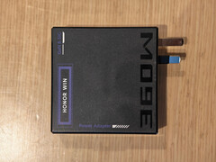 Laddaren levereras med två omvandlare. På bilden: en sidovy av adaptern.