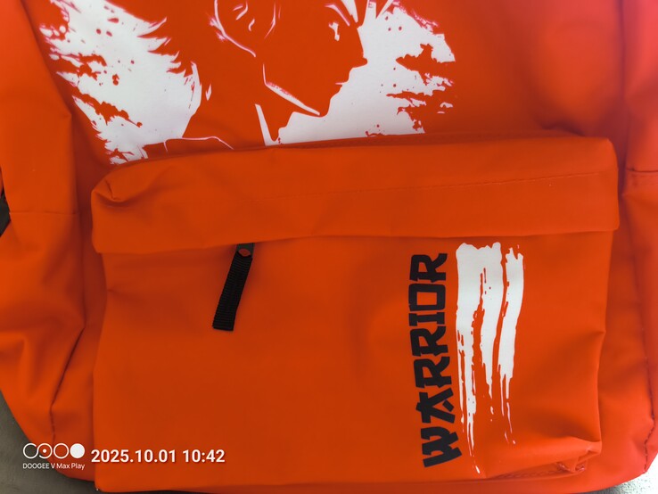 Perfekt röd (C51111) färg ryggsäck visas orange (Bildkälla: Sergey Tarasov - Notebookcheck)