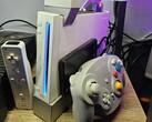 En modifierad Nintendo Wii med en GameCube-kontroll bredvid