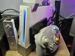 En modifierad Nintendo Wii med en GameCube-kontroll bredvid
