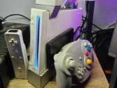 En modifierad Nintendo Wii med en GameCube-kontroll bredvid