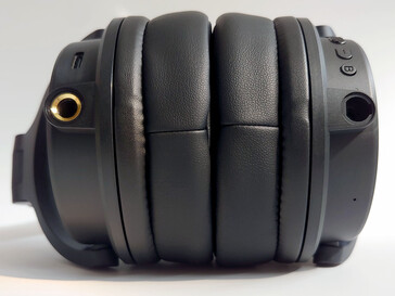 USB-port och 6,35 mm uttag på vänster öronkåpa, 3,5 mm uttag på höger. (Bildkälla: Notebookcheck)