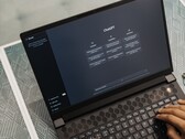 Händer som skriver på en bärbar dators tangentbord med ChatGPT:s startsida på skärmen