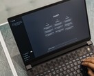 Händer som skriver på en bärbar dators tangentbord med ChatGPT:s startsida på skärmen