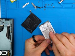 Galaxy Z TriFolds batteri och Honor s kiselkolbatteri (svart) med en sönderriven Galaxy Z TriFold till vänster.