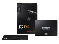 Samsung 870 EVO SATA 2,5-tums solid state-enhet avbildad tillsammans med detaljhandelsförpackningen (Bildkälla: Samsung)