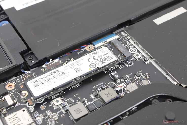 Primär M.2 PCIe4 x4 SSD utan värmespridare ingår