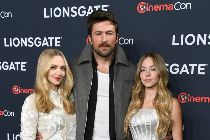 Möt ansiktena bakom spänningen. Sydney Sweeney som Millie, Amanda Seyfried som Nina och Brandon Sklenar som Andrew - en trio som är redo att nysta upp ett nät av hemligheter i The Housemaid